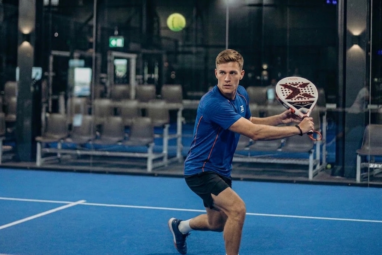 Padelspillere på bane